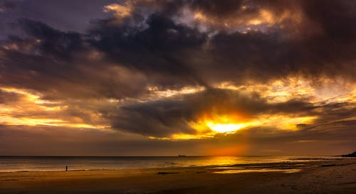 描寫中秋佳節(jié)的古詩 描寫中秋佳節(jié)的古詩