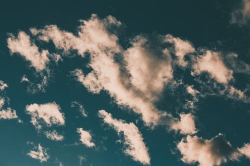 致明亮月亮的現代詩歌