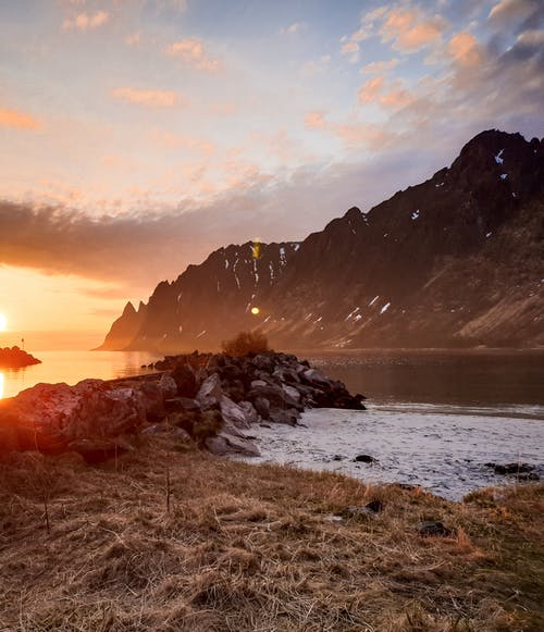 寫作素材：描寫關(guān)于名人的知名對(duì)聯(lián)