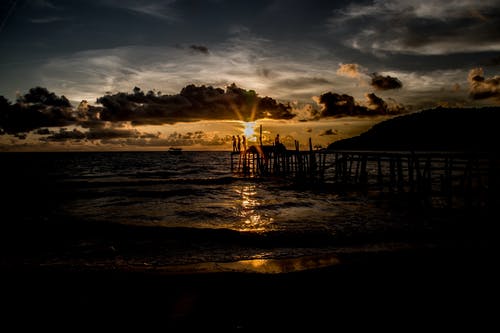 草根傳奇小說逆襲薛彬沈綺晴無刪減閱讀