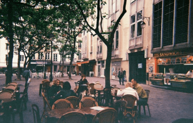 幸福的說說短而經(jīng)典句子 幸福就像指尖的細沙 無法用力握緊 只能順其自然